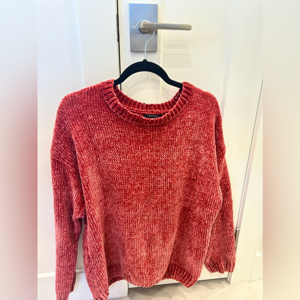 Oversized sweater. Super soft and comfortable material. Red/pink colour.